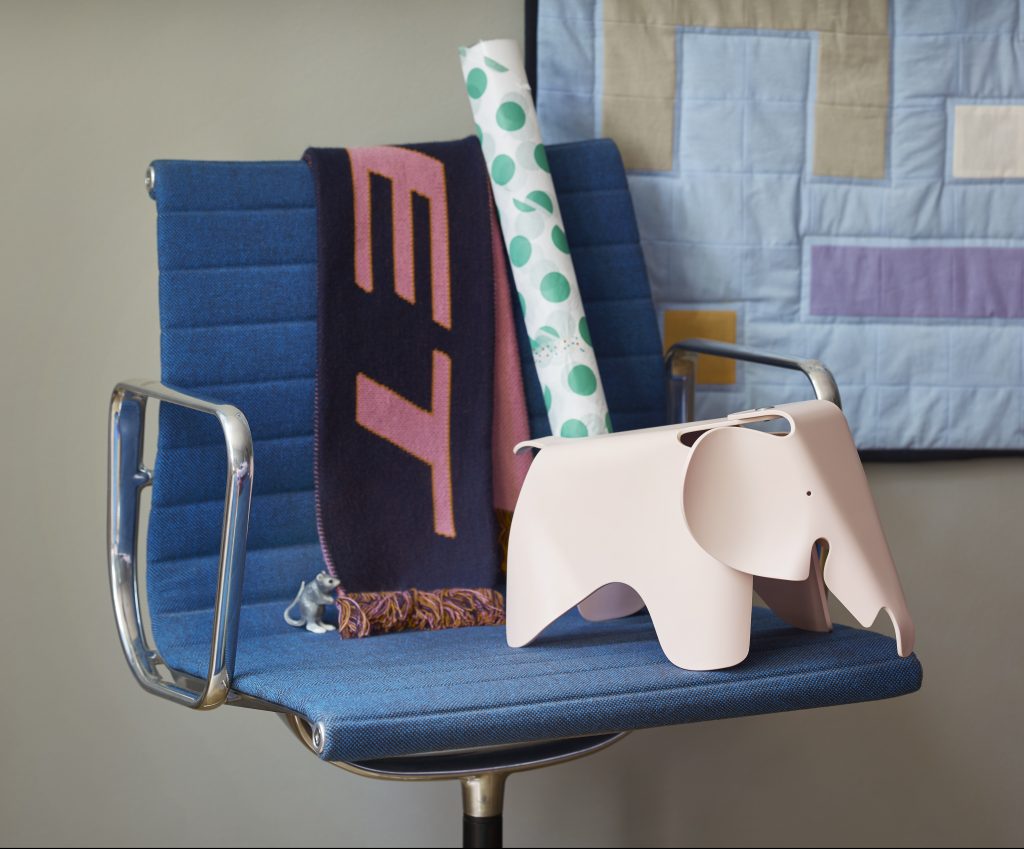 Vitra Eames Elephant Small Pale Rose 4 1 e1670821848533